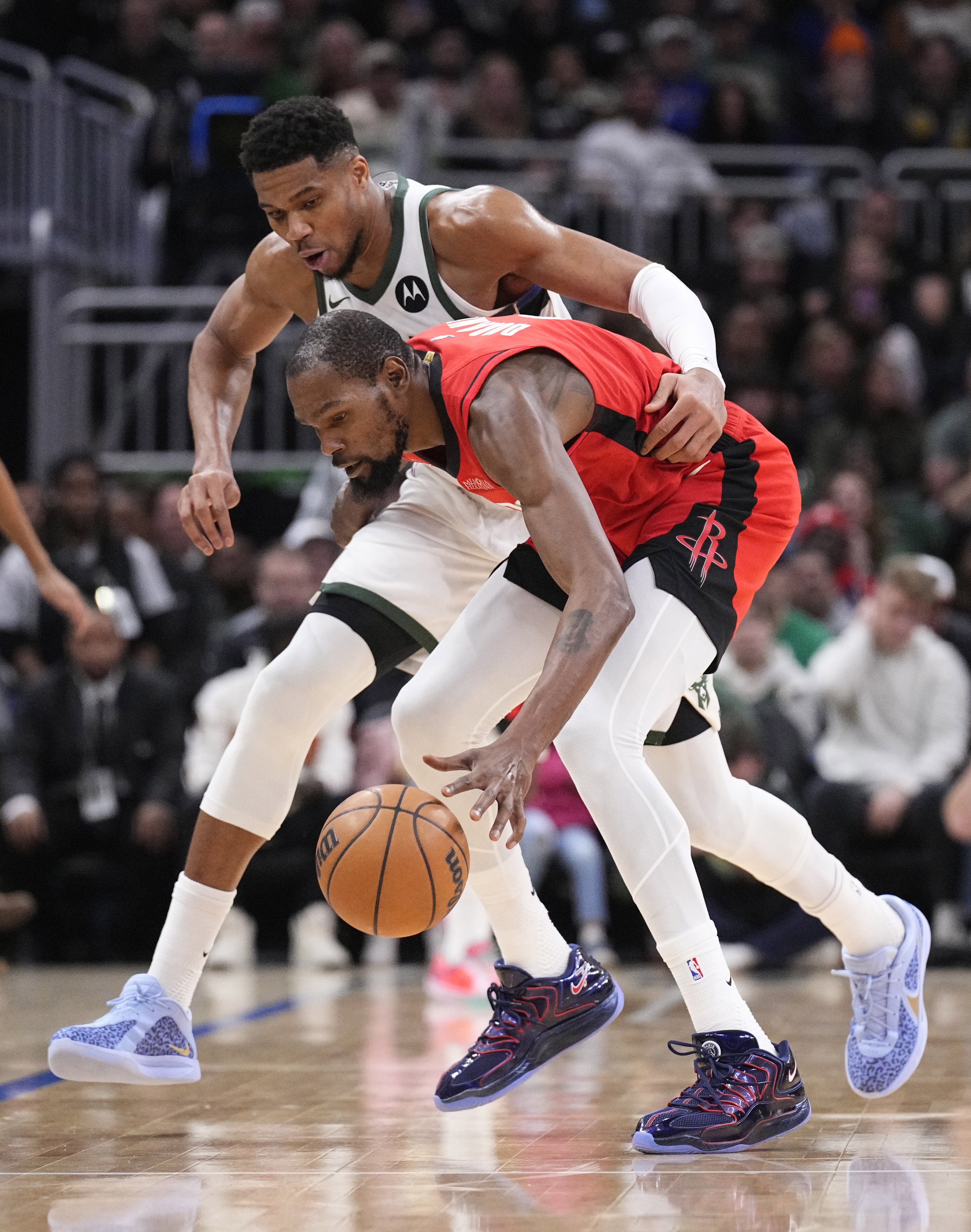 火箭拒将阿门·汤普森纳入交易 年轻健康成拒换字母哥主因