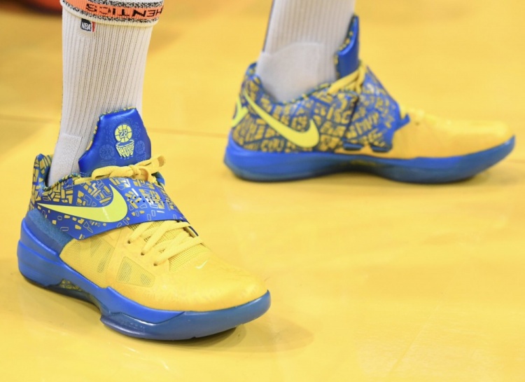 库里赛前热身上脚KD4 勇士主场迎战火箭