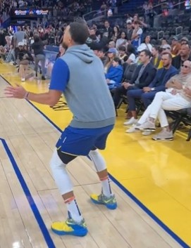 库里赛前热身上脚KD4 勇士主场迎战火箭