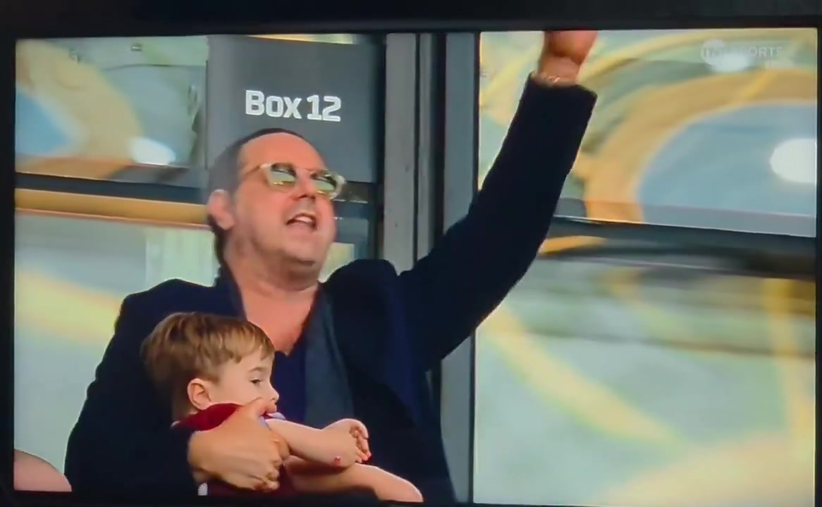 鲍文岳父场边高唱争议助威歌 铁锤帮点球出局