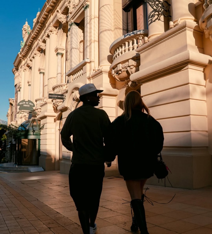 维尼修斯社媒为女友庆生 祝福语提及事业与家庭