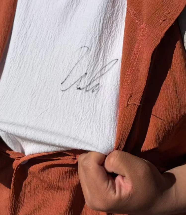 东契奇现身马德里接受注射治疗 球迷街头偶遇获签名