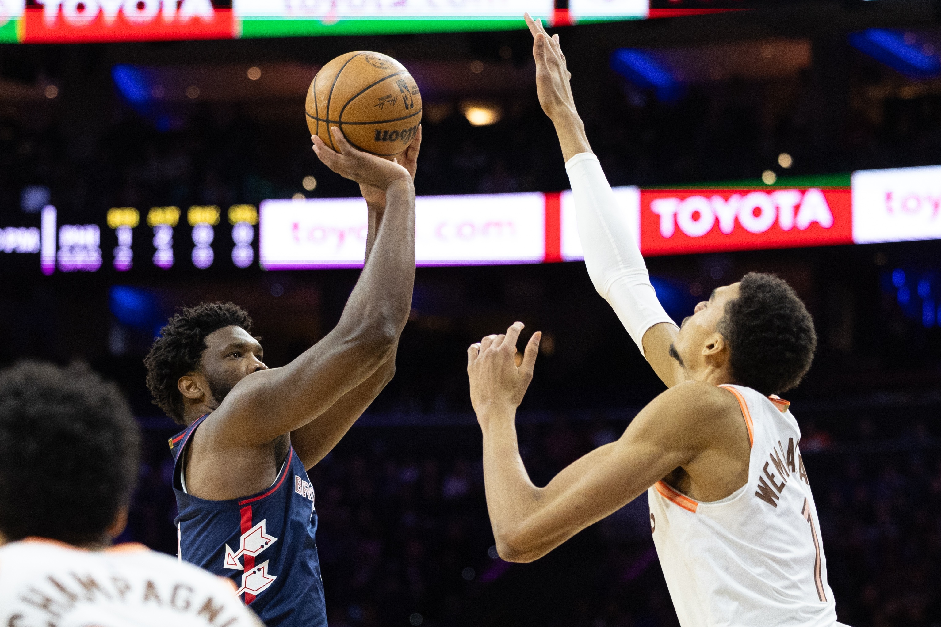 文班亚马伤退前高效17分 马刺终结对恩比德连败