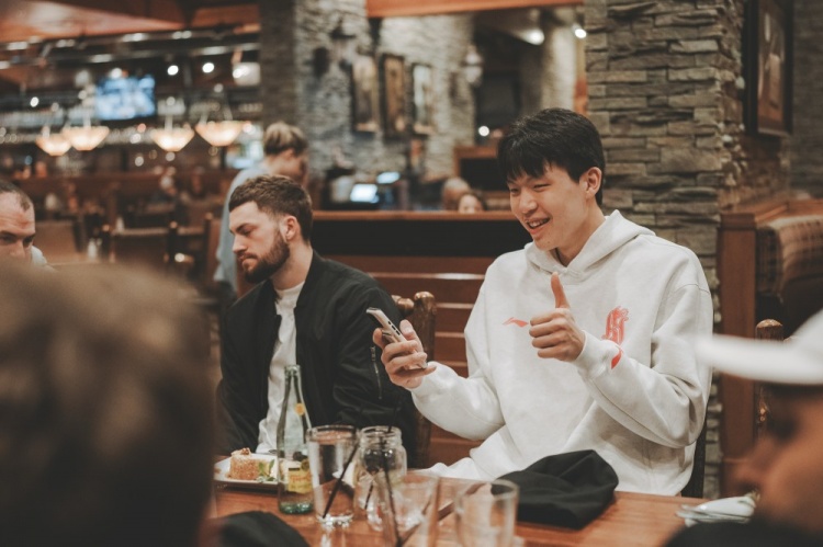 杨瀚森做东宴请混音全队 开拓者官博分享场下动态