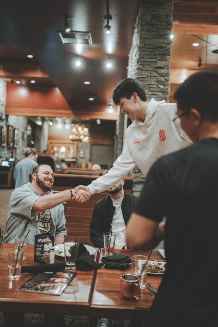 杨瀚森做东宴请混音全队 开拓者官博分享场下动态