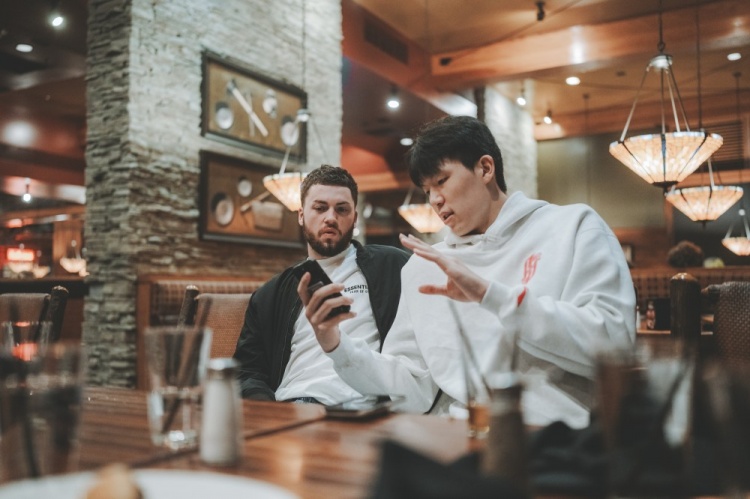 杨瀚森做东宴请混音全队 开拓者官博分享场下动态