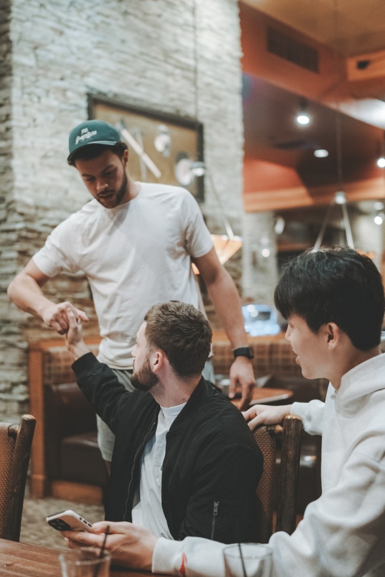 杨瀚森做东宴请混音全队 开拓者官博分享场下动态