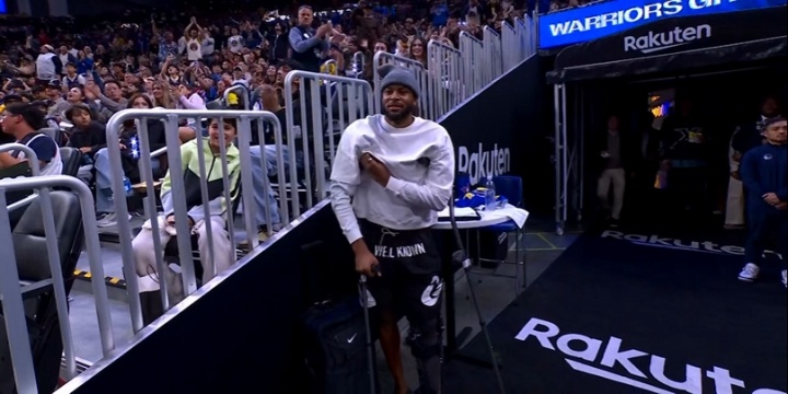 穆迪拄双拐现身大通中心 全场起立长时鼓掌致意 穆迪拄双拐现身大通中心 全场起立长时鼓掌致意