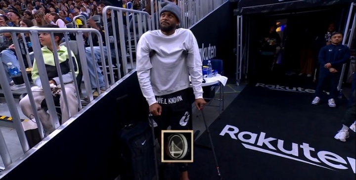 穆迪拄双拐现身大通中心 全场起立长时鼓掌致意 穆迪拄双拐现身大通中心 全场起立长时鼓掌致意