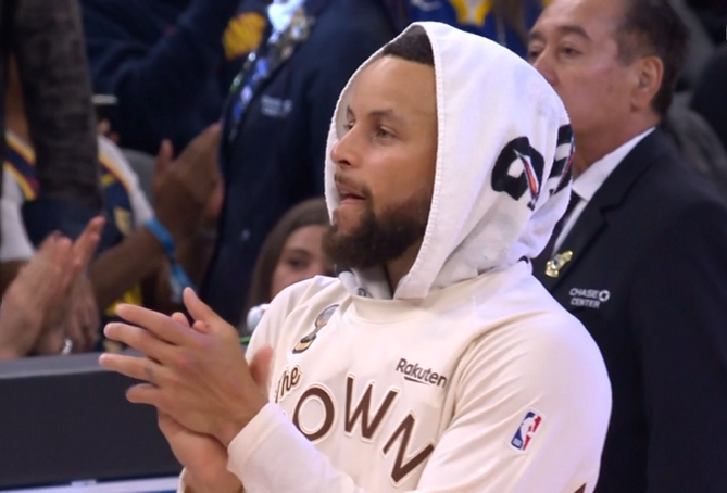 穆迪拄双拐现身大通中心 全场起立长时鼓掌致意 穆迪拄双拐现身大通中心 全场起立长时鼓掌致意