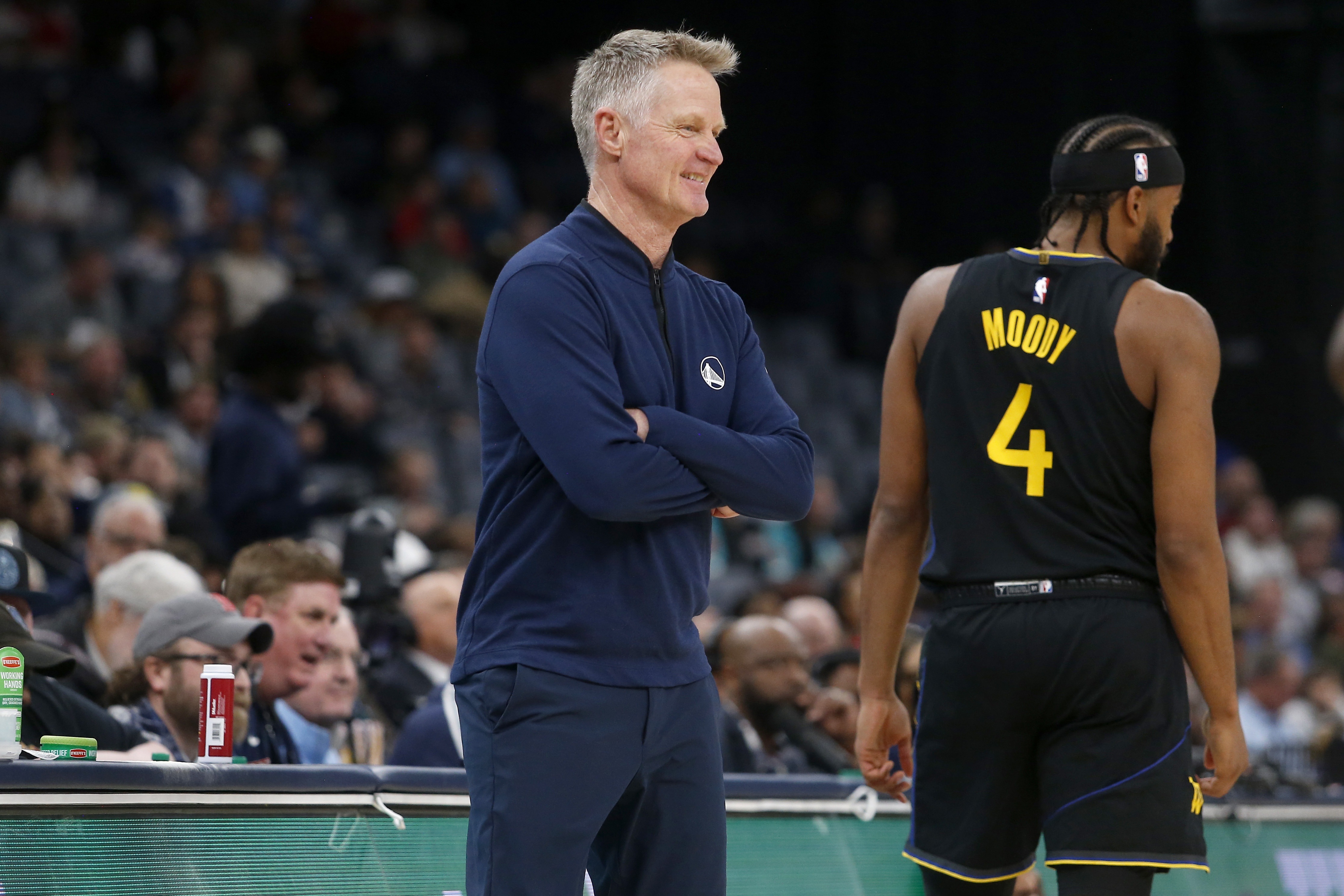 穆迪术后拄拐现身大通中心 科尔直言全队振奋 穆迪术后拄拐现身大通中心 科尔直言全队振奋