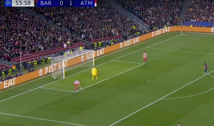 欧冠再现门将传球手接球争议 判罚尺度不一引质疑 欧冠再现门将传球手接球争议 判罚尺度不一引质疑