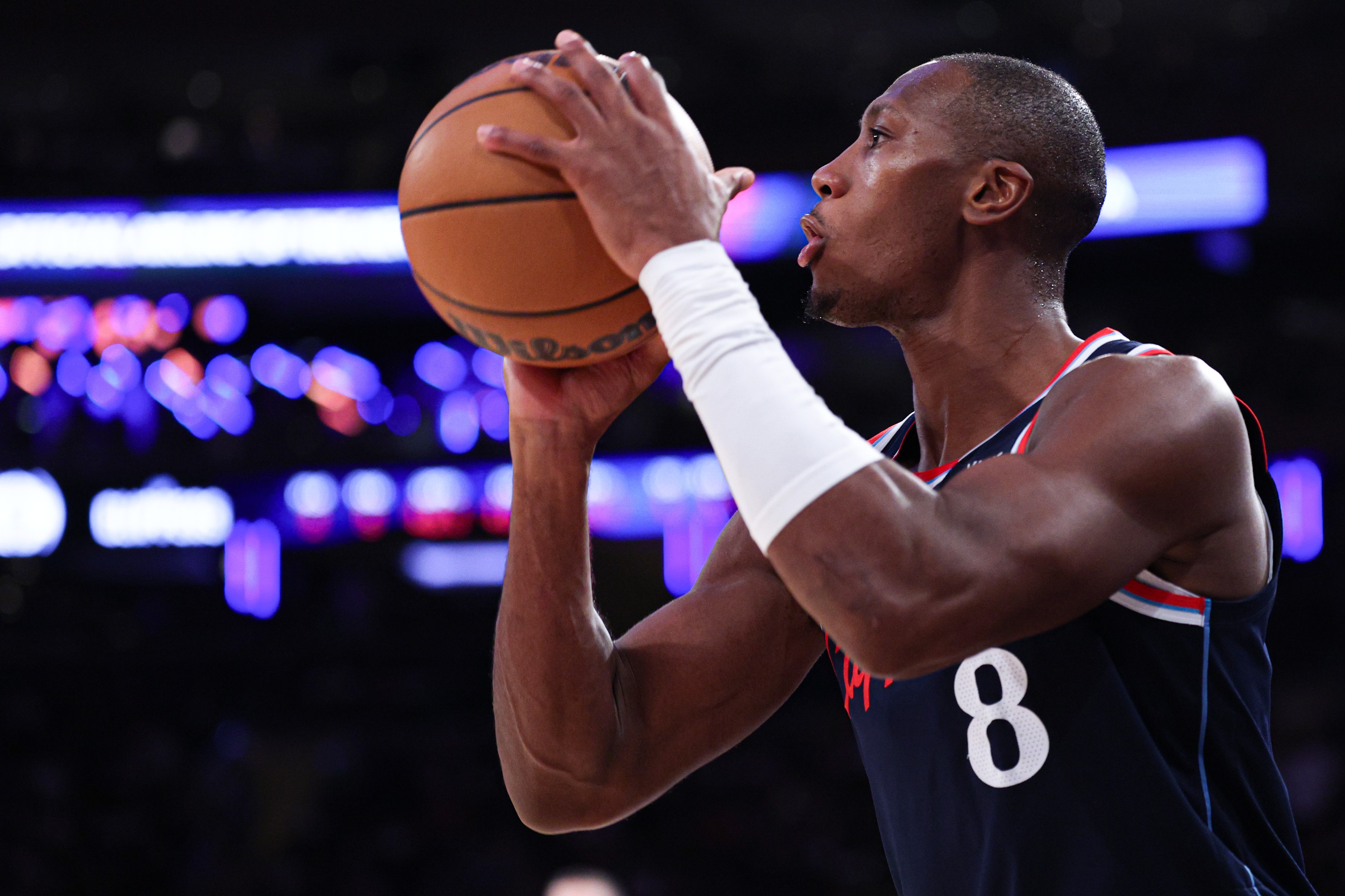 邓恩半场6投0中正负值-19 快船进攻断电落后雷霆20分