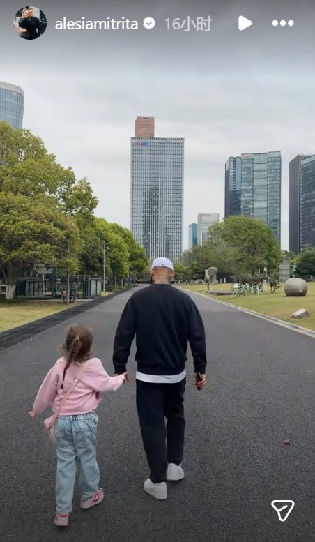 米特里策遭追加停赛4场 处罚期内携子逛街画面曝光