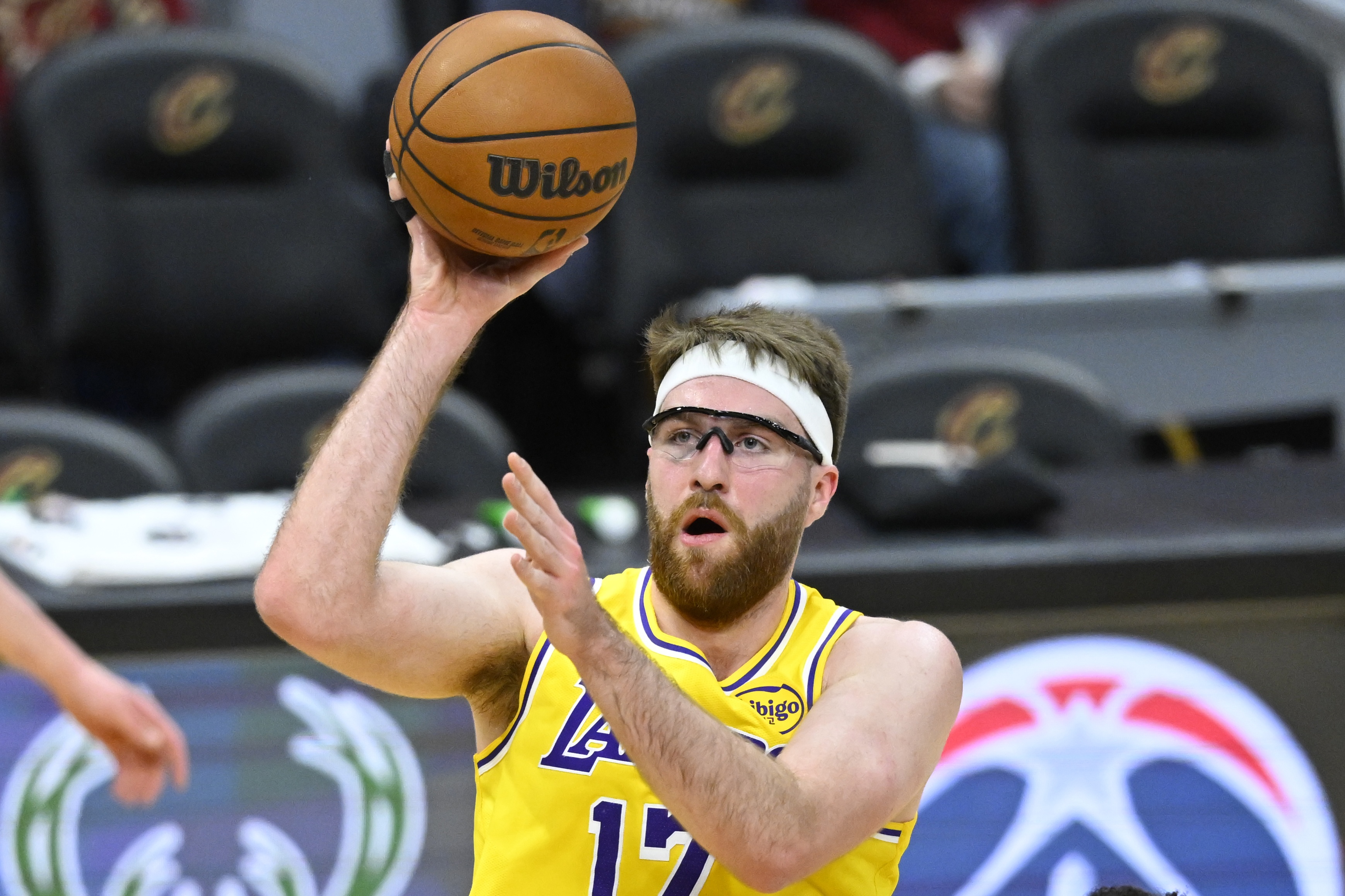 湖人裁巴夫金腾名额 季后赛前最后一签瞄准五目标