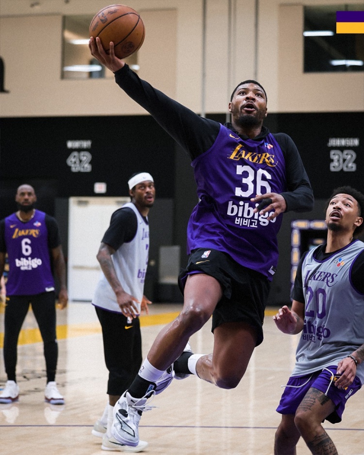 湖人全队封闭训练 詹姆斯领衔备战系列赛首战