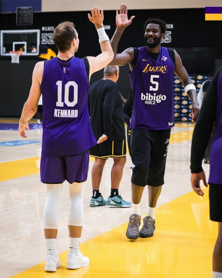 湖人全队封闭训练 詹姆斯领衔备战系列赛首战