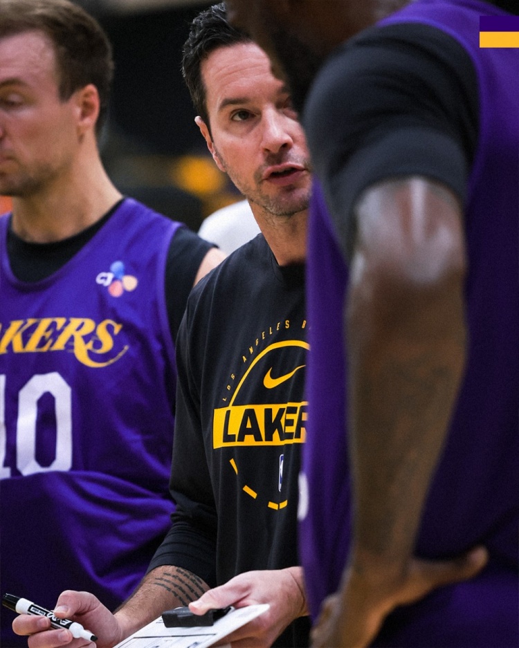 湖人全队封闭训练 詹姆斯领衔备战系列赛首战