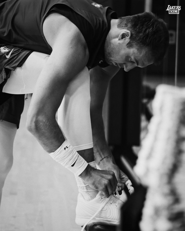 湖人备战首轮G1 詹姆斯训练状态引关注