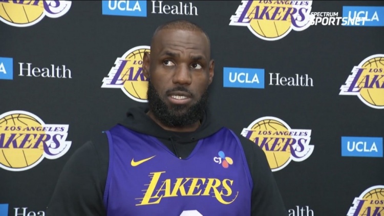 詹姆斯强调专注当下 对湖人备战程度表示满意