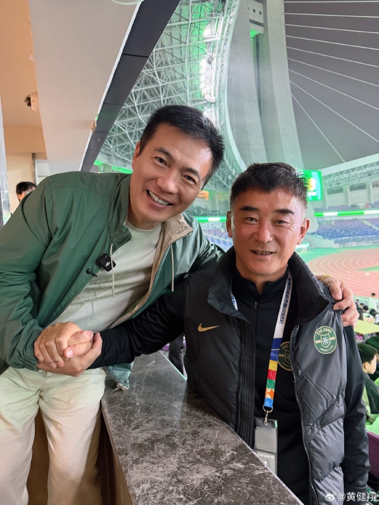 黄健翔黄龙偶遇邵佳一 国足主帅周末奔波考察球员