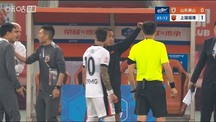 海港换人显示牌闹乌龙 泰山抗议致比赛中断