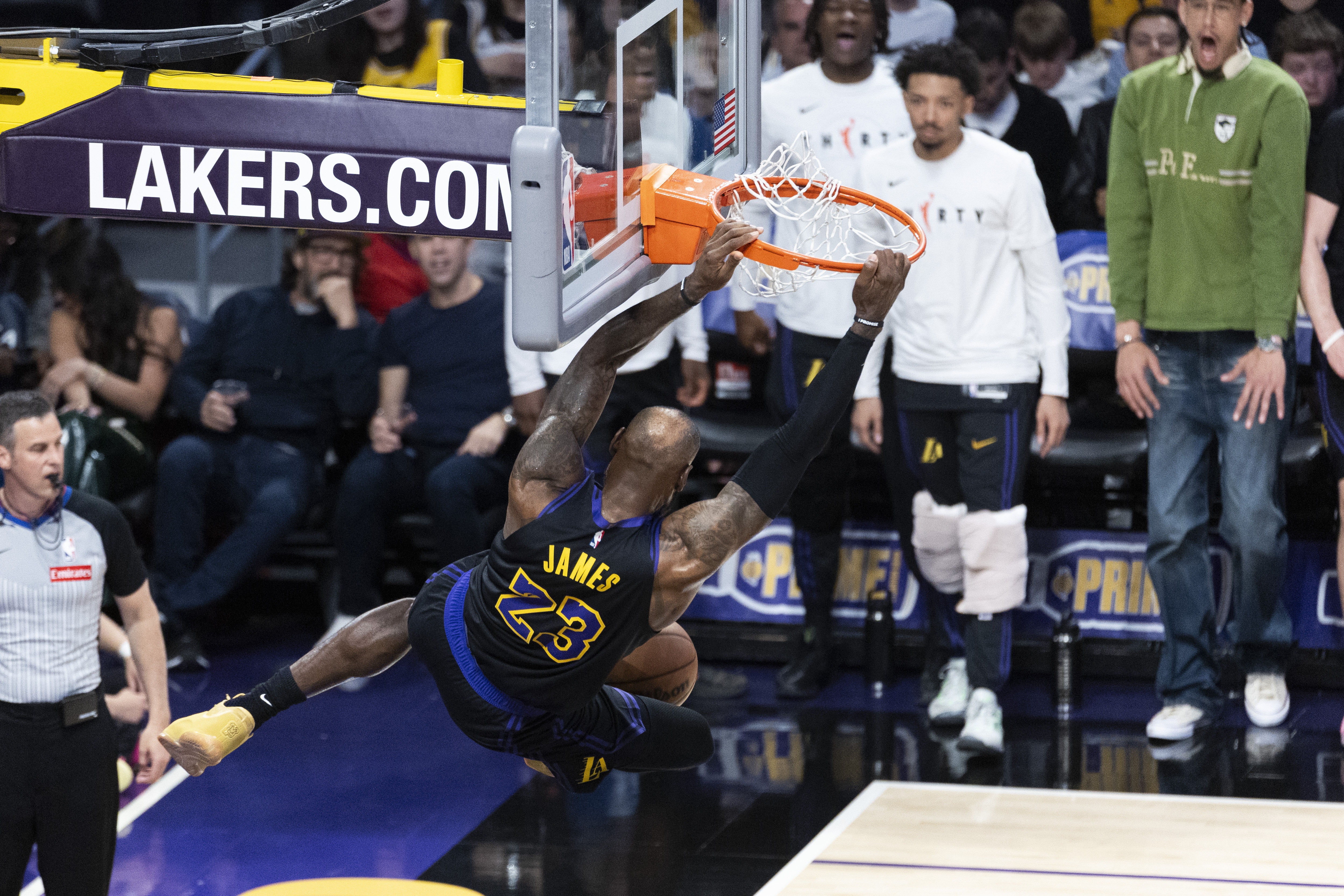 巴克利盛赞詹姆斯半场指挥 湖人两分领先火箭