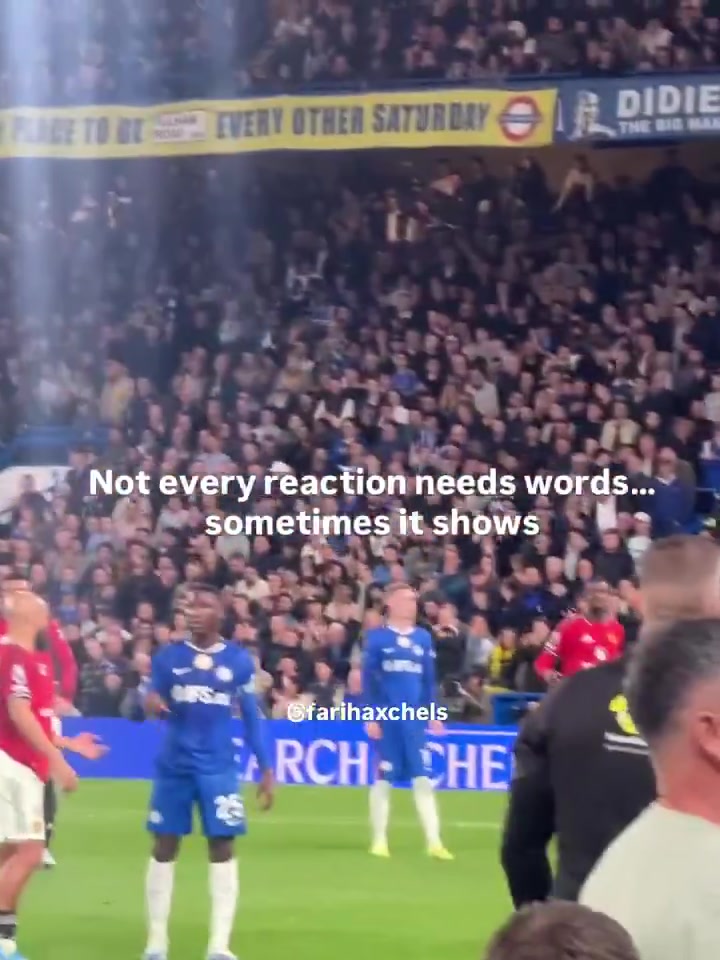 福法纳被换下径直离场 未与罗塞尼尔教练组互动