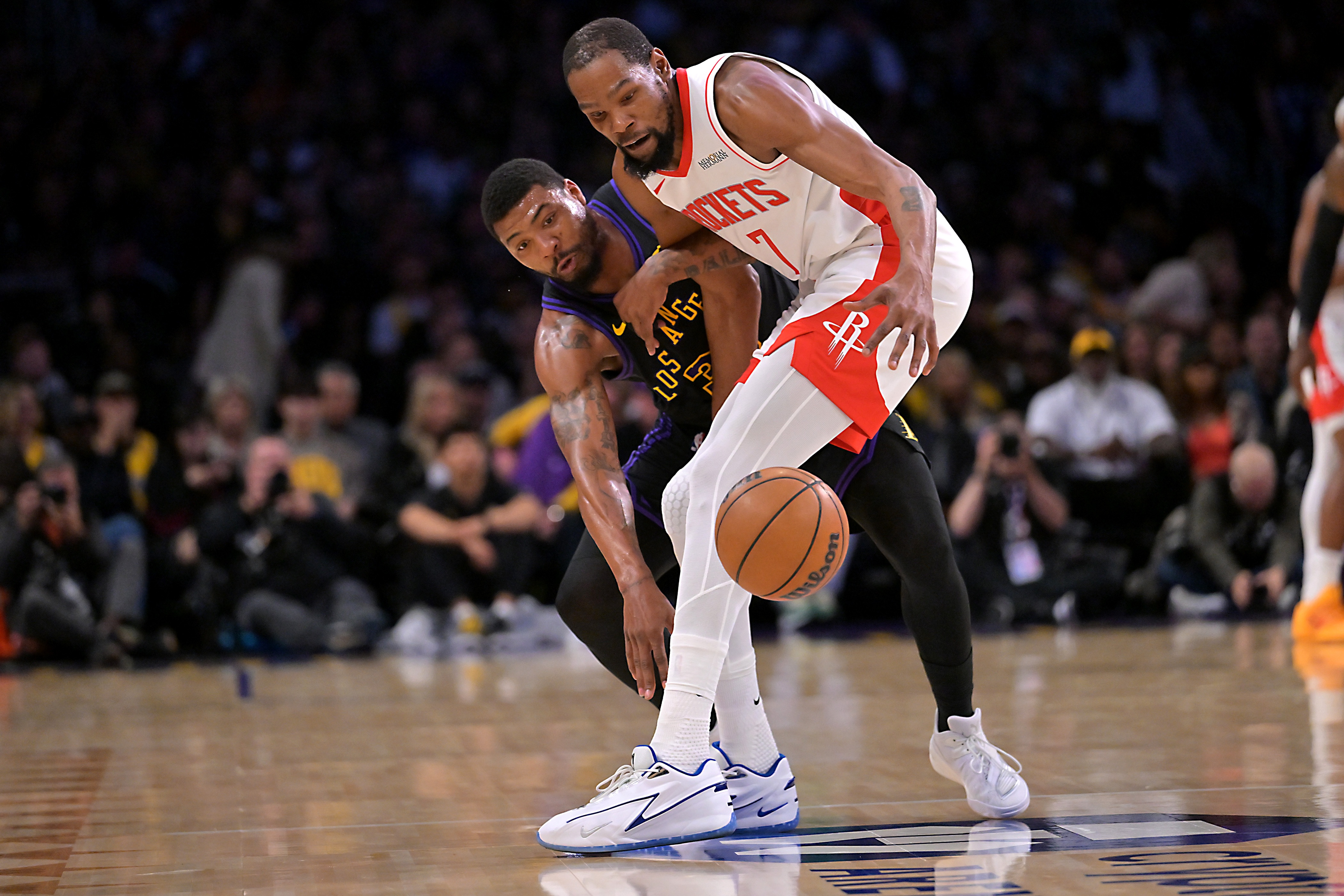 湖人两胜砸烂ESPN模型 老詹控场+角色球员爆发为东里争取时间