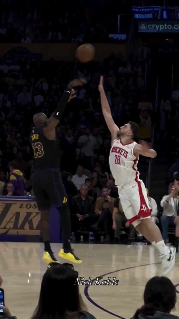 詹姆斯遭泰特夹臂后弧顶干拔三分命中