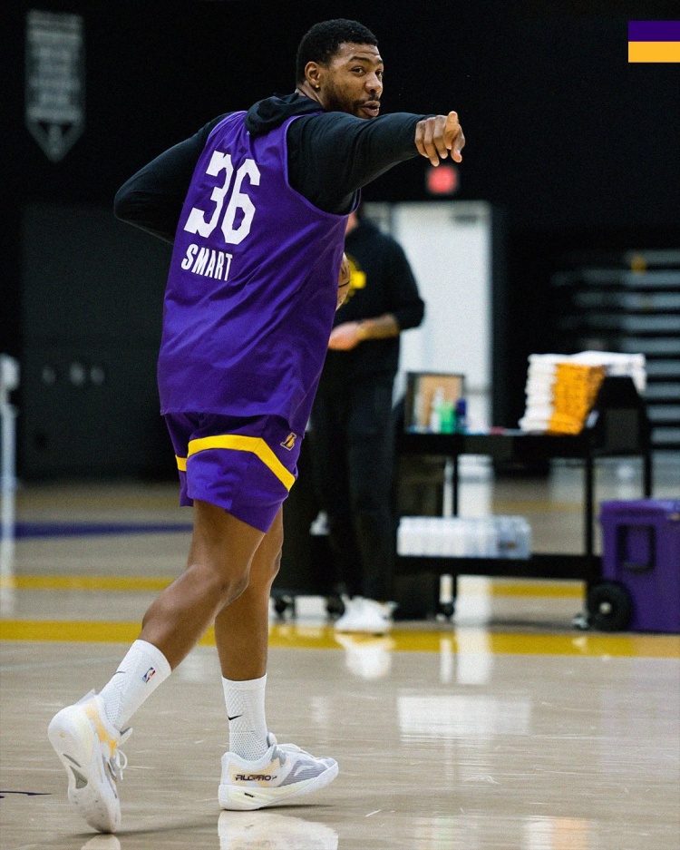 湖人客场前最后一练 官推晒图强调细节