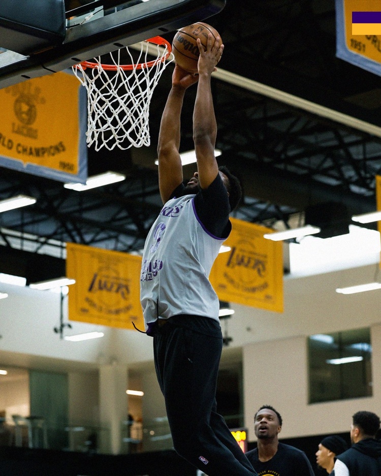 湖人客场前最后一练 官推晒图强调细节