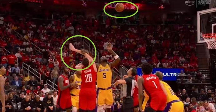 艾顿压臂抢断申京 裁判未吹犯规引争议