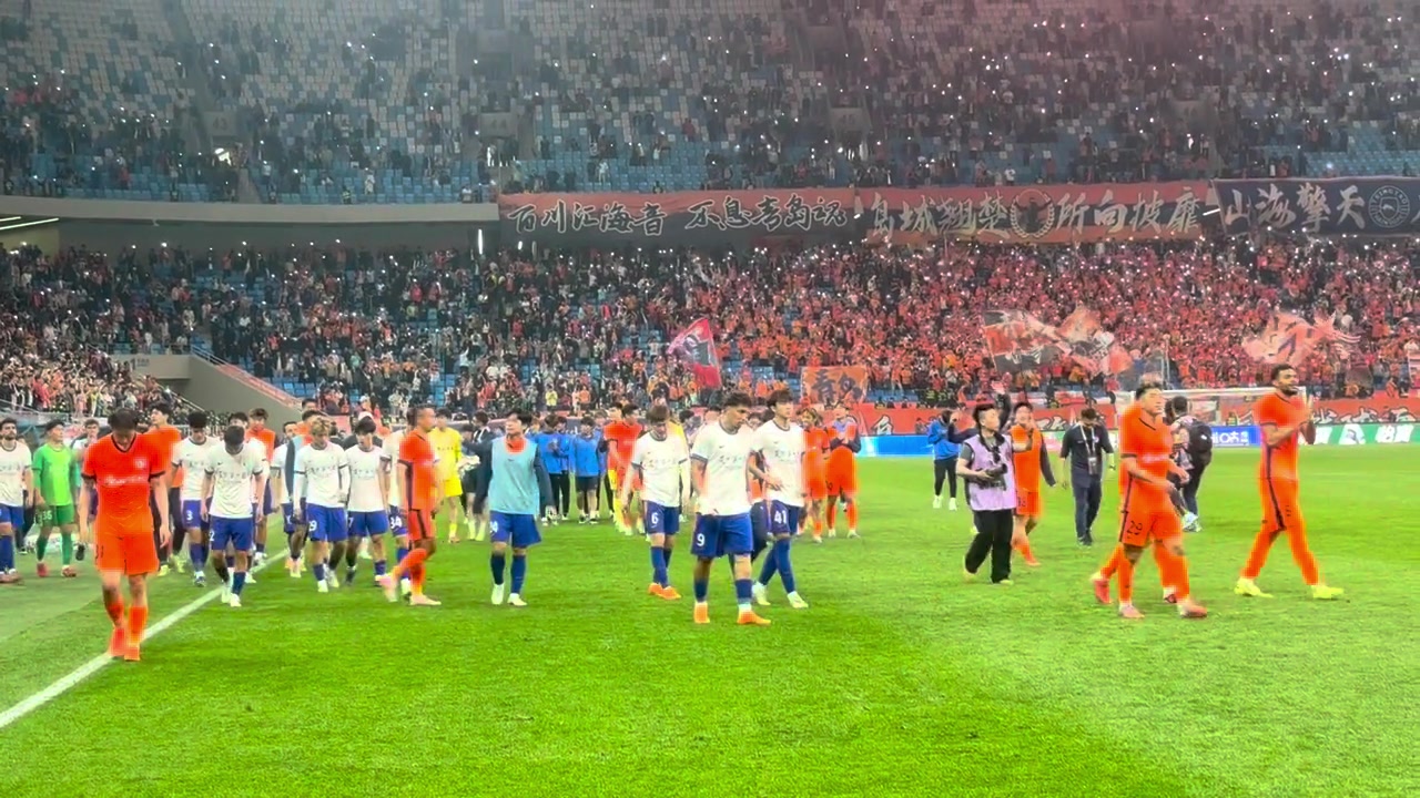 泰山1-4惨败青岛 刘洋赛后独自向球迷致歉