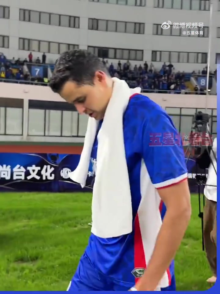 莫雷诺重返八万人谢场泪崩：听到球迷呼喊瞬间破防