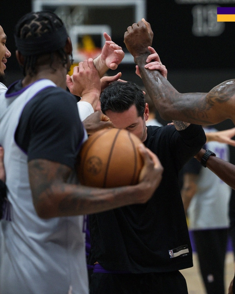 詹姆斯、里夫斯领衔湖人赛前合练 紫金军团3-1手握赛点