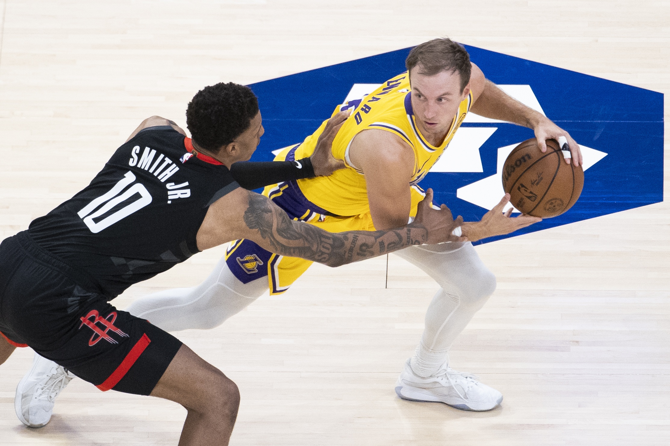 69次出手差！火箭前场板碾碎湖人防线，3-0优势濒临瓦解