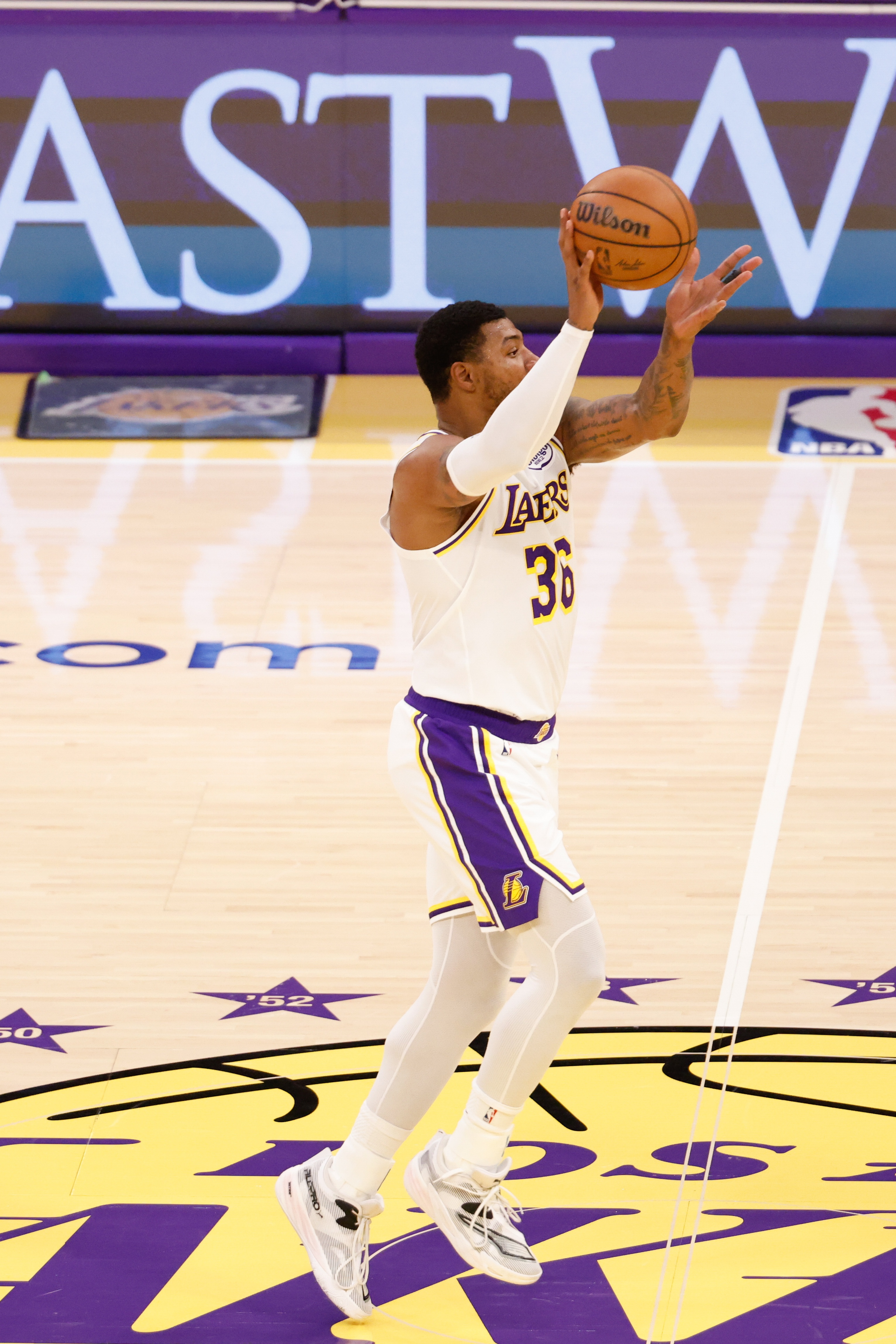 69次出手差！火箭前场板碾碎湖人防线，3-0优势濒临瓦解