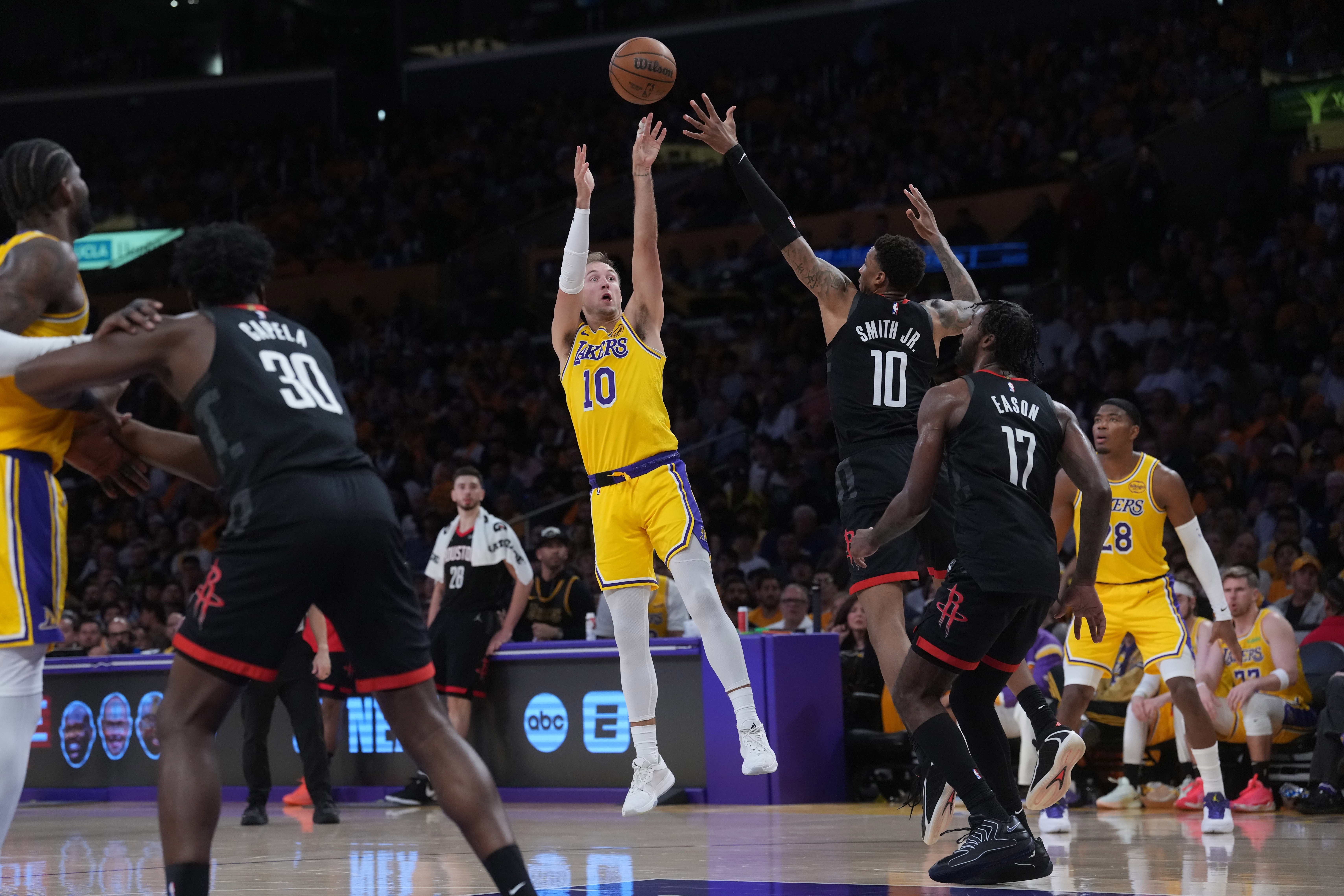 69次出手差！火箭前场板碾碎湖人防线，3-0优势濒临瓦解