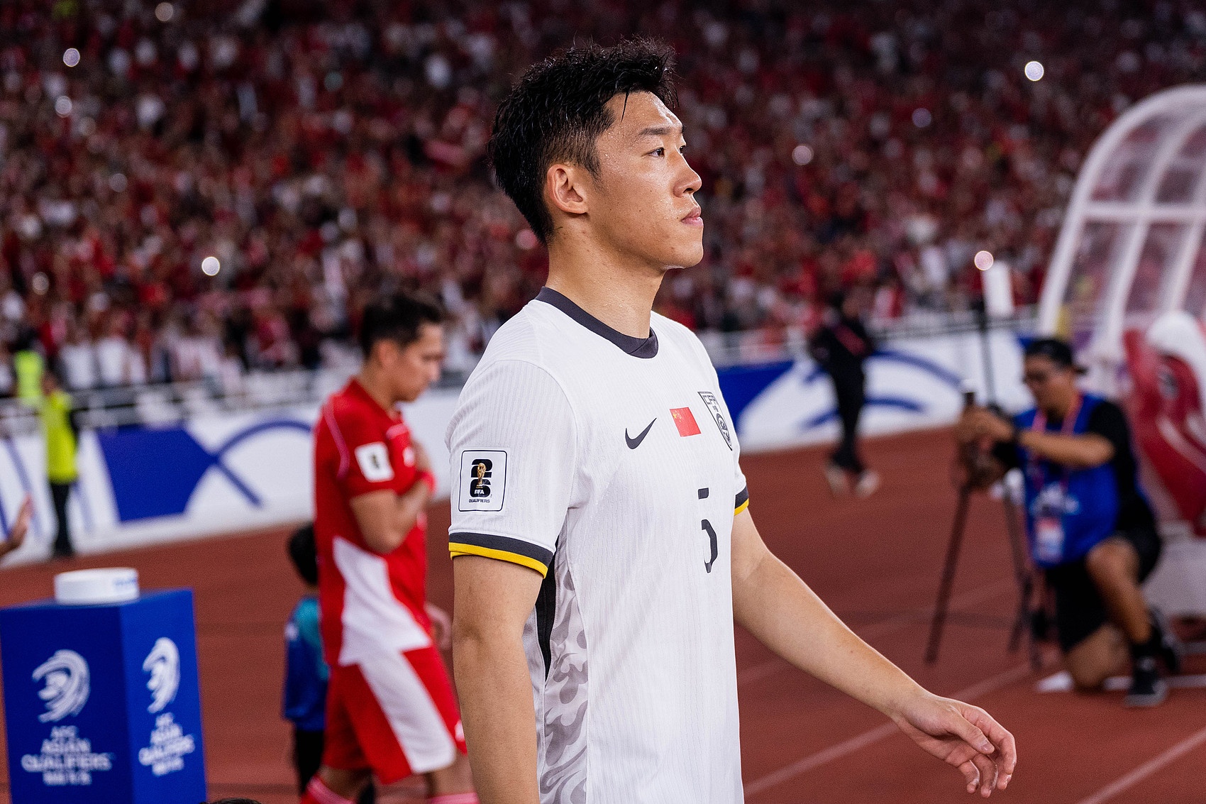 朱辰杰带病打满全场致乌龙失误,国足2-1客胜新加坡