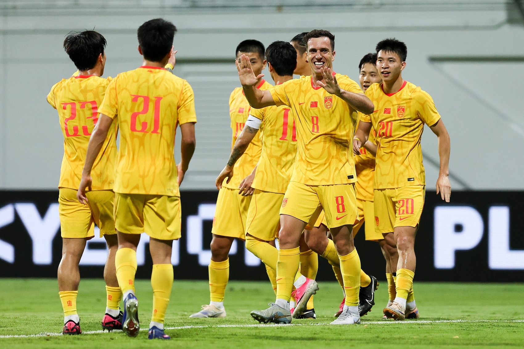 国足2-1新加坡下半场换10人 磨合问题暴露 国足2-1新加坡下半场换10人 磨合问题暴露