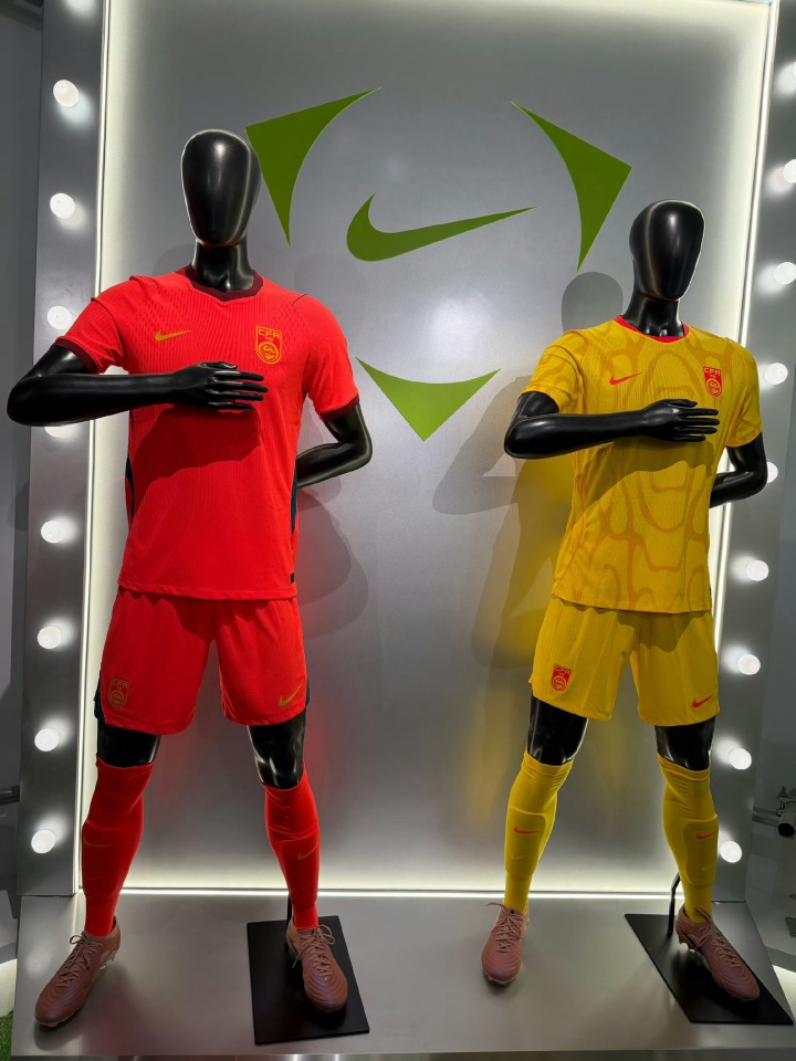 国足新战袍发布 邵佳一携朱辰杰亮相 李霄鹏现身