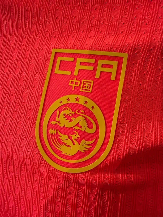 国足新战袍发布 邵佳一携朱辰杰亮相 李霄鹏现身