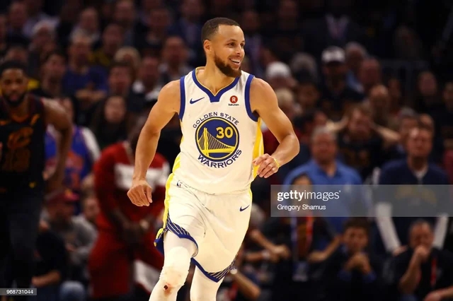 东契奇库里膝盖渗血真相：地板擦伤疤痕撕裂 非药水