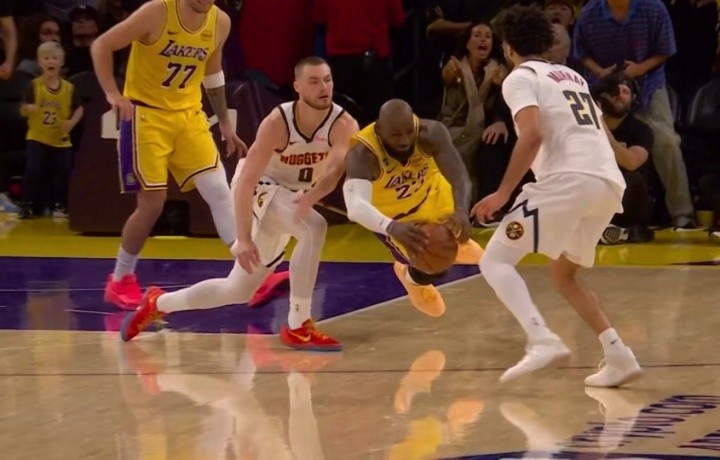 斯波解析詹姆斯职业素养 飞身扑球体现核心竞争特质