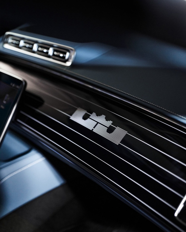 詹姆斯定制迈巴赫S680曝光 专属漆面与个人标识细节公开