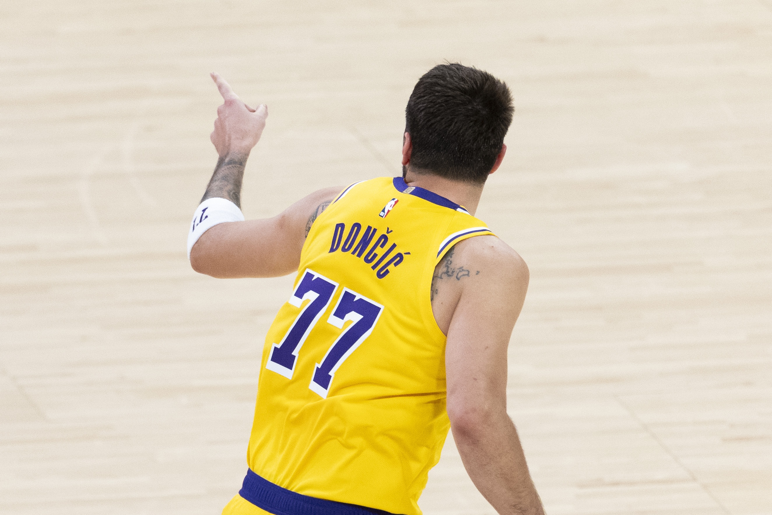 苏群评湖人背靠背胜热火 东契奇八连胜场均40.9分比肩20年前科比 苏群评湖人背靠背胜热火 东契奇八连胜场均40.9分比肩20年前科比