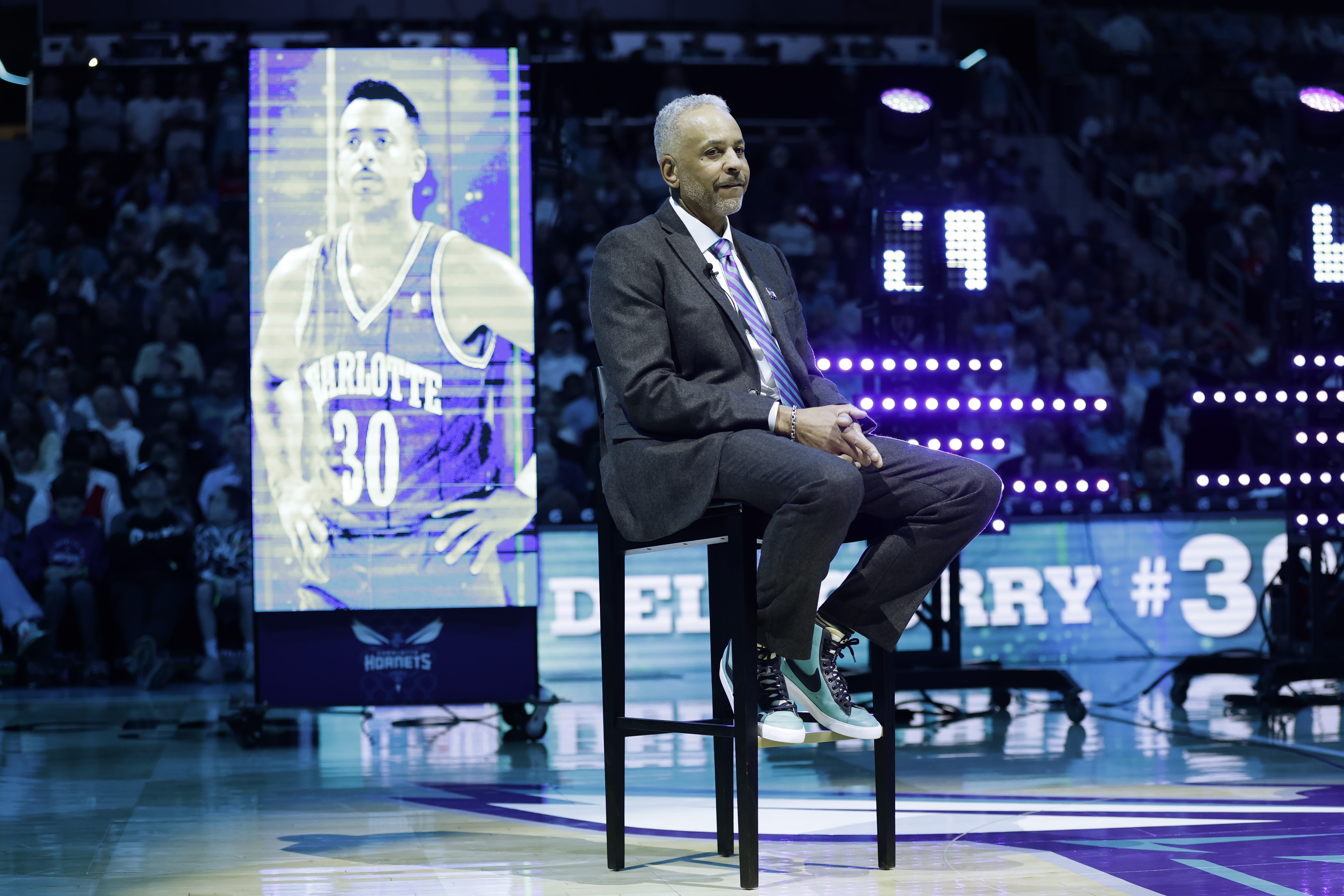 戴尔·库里30号球衣正式封存 黄蜂队史第二件退役球衣 戴尔·库里30号球衣正式封存 黄蜂队史第二件退役球衣