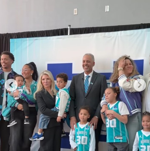 戴尔·库里30号球衣黄蜂主场退役 斯蒂芬·库里：他比我更爱篮球