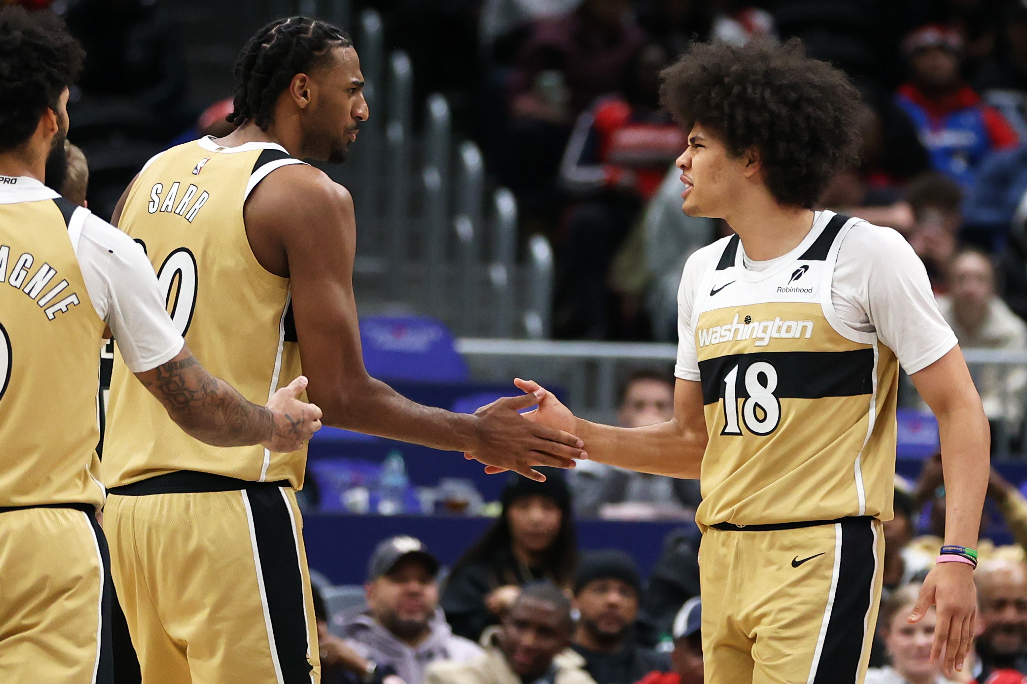 联盟连胜格局：雷霆16连胜居首 湖人8连胜延续中 老鹰11连胜遭火箭终结